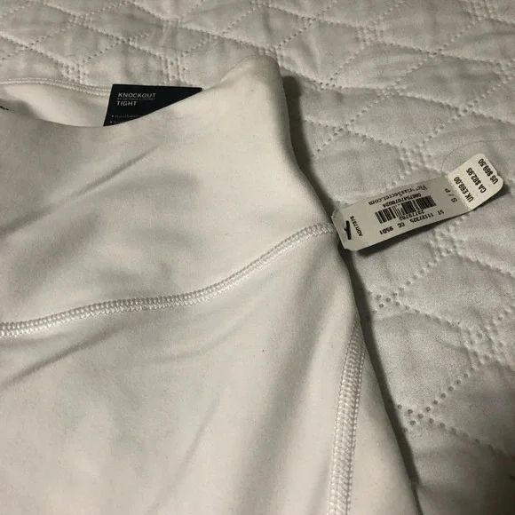 NWT Victoria’s Secret Sport White Mid-Rise Ankle Length Knockout Leggings - Picture 2 of 6